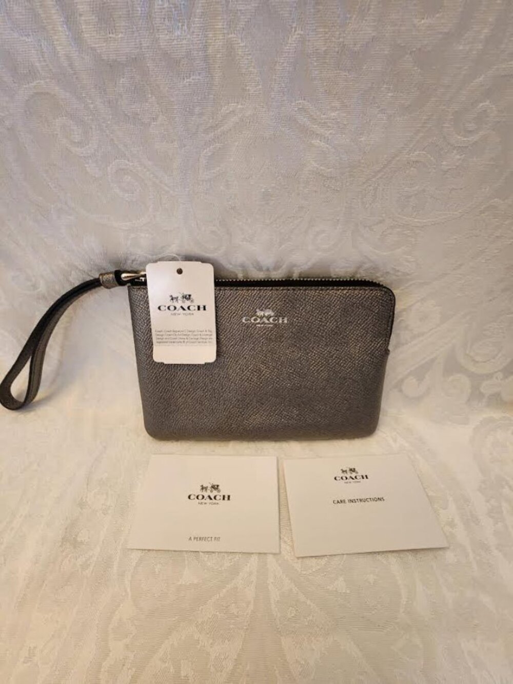 NWT - COACH WRISTLET WALLET IN GUNMETAL